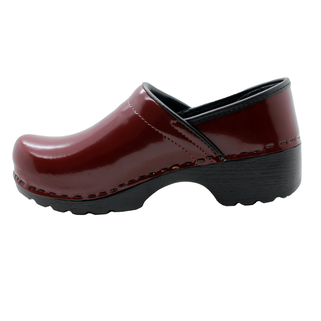 BJORK Frauen schwedischen Berufs Maroon Patent Leder Clogs - CLOSEOUT