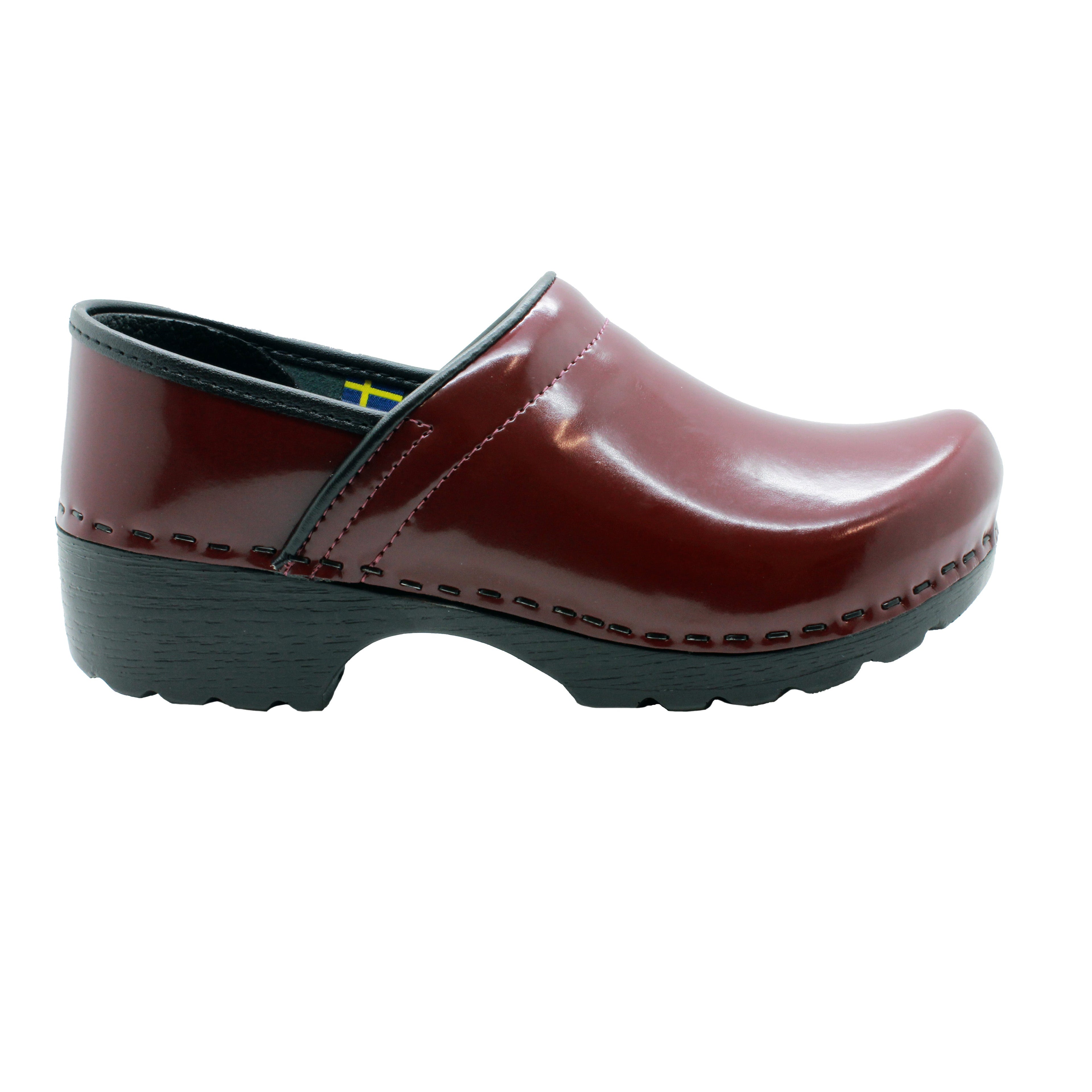 BJORK Frauen schwedischen Berufs Maroon Patent Leder Clogs - CLOSEOUT