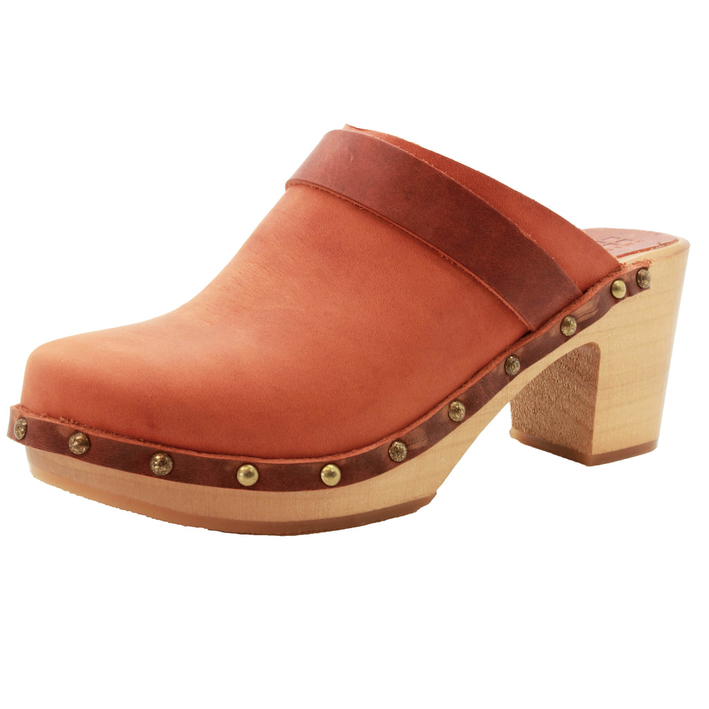 BJORK Maria Holz Clogs in Vintage Oiled Leather