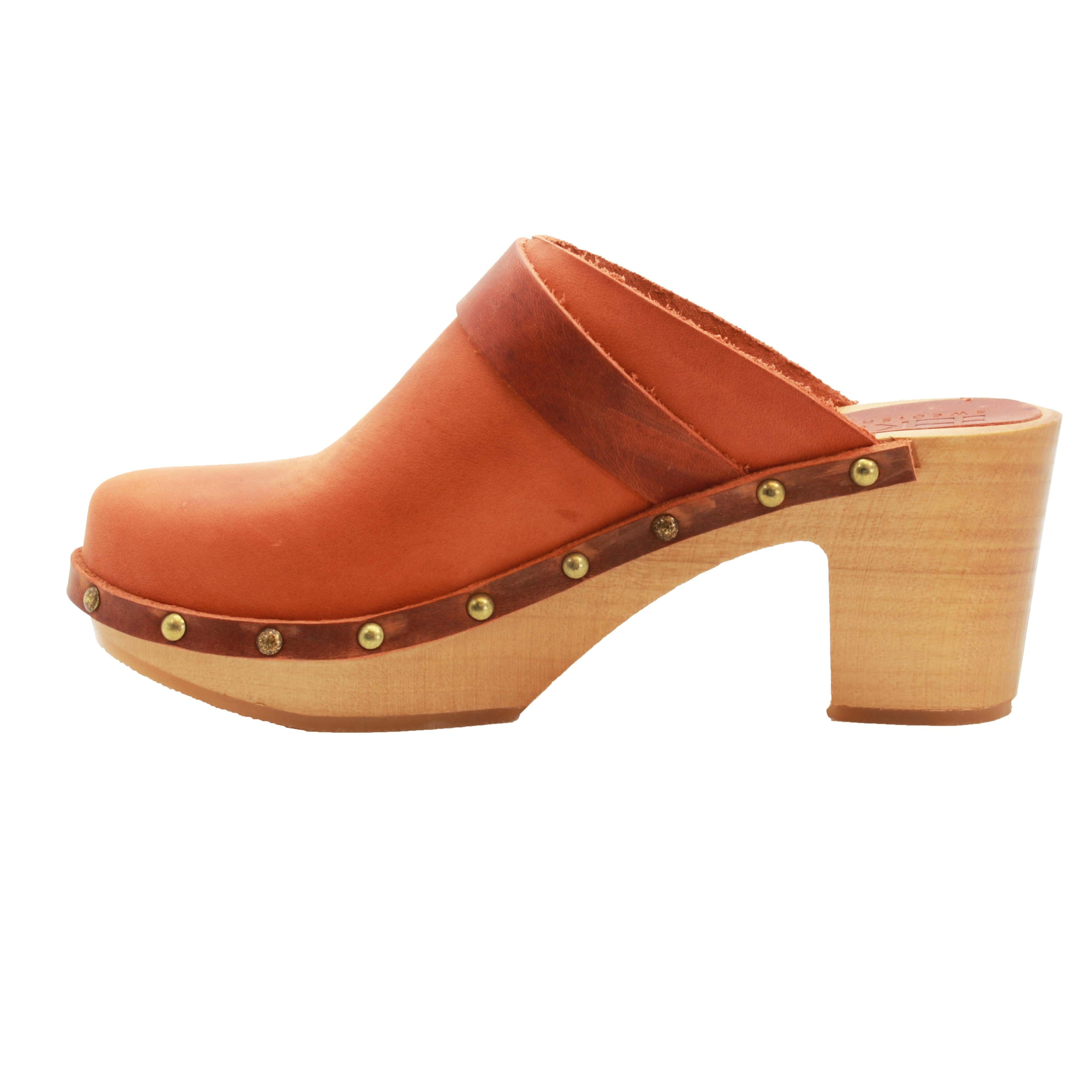 BJORK Maria Holz Clogs in Vintage Oiled Leather